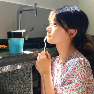 她来自胡志明市